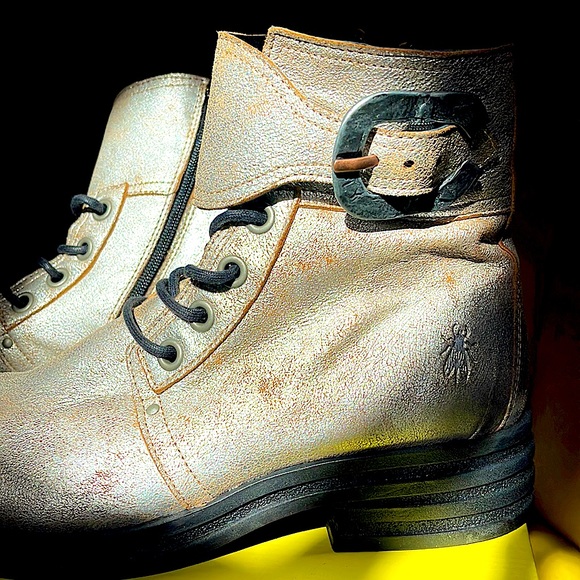 FLY LONDON Boots KARA664FLY zone SIZE 10 Cool pearl opalescent look with buckle - Picture 8 of 10